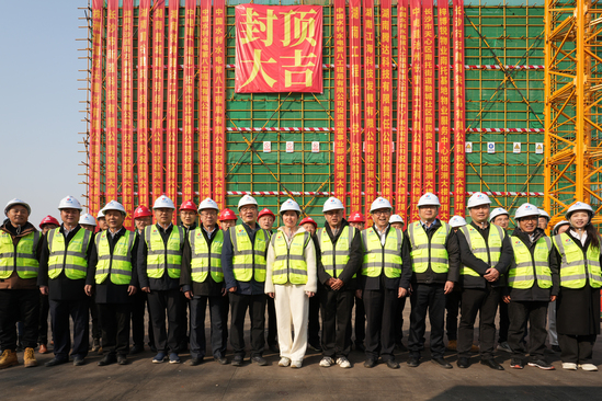 談峰玲田承宇一行出席檢測(cè)大樓封頂儀式并慰問(wèn)一線勞動(dòng)者1.jpg